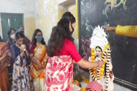 পুৰোহিত নাই, মুছলমান ছাত্ৰীয়ে কৰিলে বাগদেৱীৰ পূজা! মন্ত্ৰমুগ্ধ কৰিলে সকলোকে পুৰোহিত নাই, মুছলমান ছাত্ৰীয়ে কৰিলে বাগদেৱীৰ পূজা! মন্ত্ৰমুগ্ধ কৰিলে সকলোকে