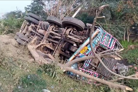 ৰঙিয়াৰ উদিয়ানাত ৩১নং ৰাষ্ট্ৰীয় ঘাইপথত ভয়ংকৰ পথ দুৰ্ঘটনা ৰঙিয়াৰ উদিয়ানাত ৩১নং ৰাষ্ট্ৰীয় ঘাইপথত ভয়ংকৰ পথ দুৰ্ঘটনা