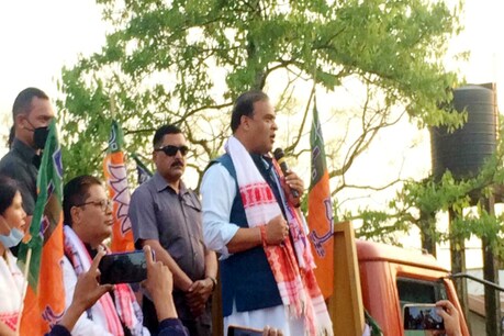 জীপ–ফৰ্চুনাৰ নহয়, এইবাৰ ডাম্পাৰত উঠি নিৰ্বাচনী প্ৰচাৰ হিমন্ত বিশ্ব শৰ্মাৰ জীপ–ফৰ্চুনাৰ নহয়, এইবাৰ ডাম্পাৰত উঠি নিৰ্বাচনী প্ৰচাৰ হিমন্ত বিশ্ব শৰ্মাৰ