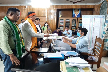 শিৱ বাবাৰ আশিস লৈ মনোনয়ন পত্ৰ দাখিল কৰিলে মন্ত্ৰী ভৱেশ কলিতাই শিৱ বাবাৰ আশিস লৈ মনোনয়ন পত্ৰ দাখিল কৰিলে মন্ত্ৰী ভৱেশ কলিতাই