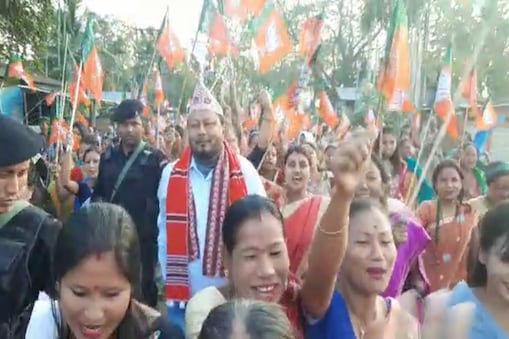 চতিয়া সমষ্টিৰ অন্তৰ্গত চাৰিদুৱাৰৰ লখৰাত বিজেপিৰ প্ৰাৰ্থী পদ্ম হাজৰিকাই দলীয় সমৰ্থকক লগত লৈ পদ যাত্ৰা কৰি  বজালে নিৰ্বাচনী ৰণ ডংকা।