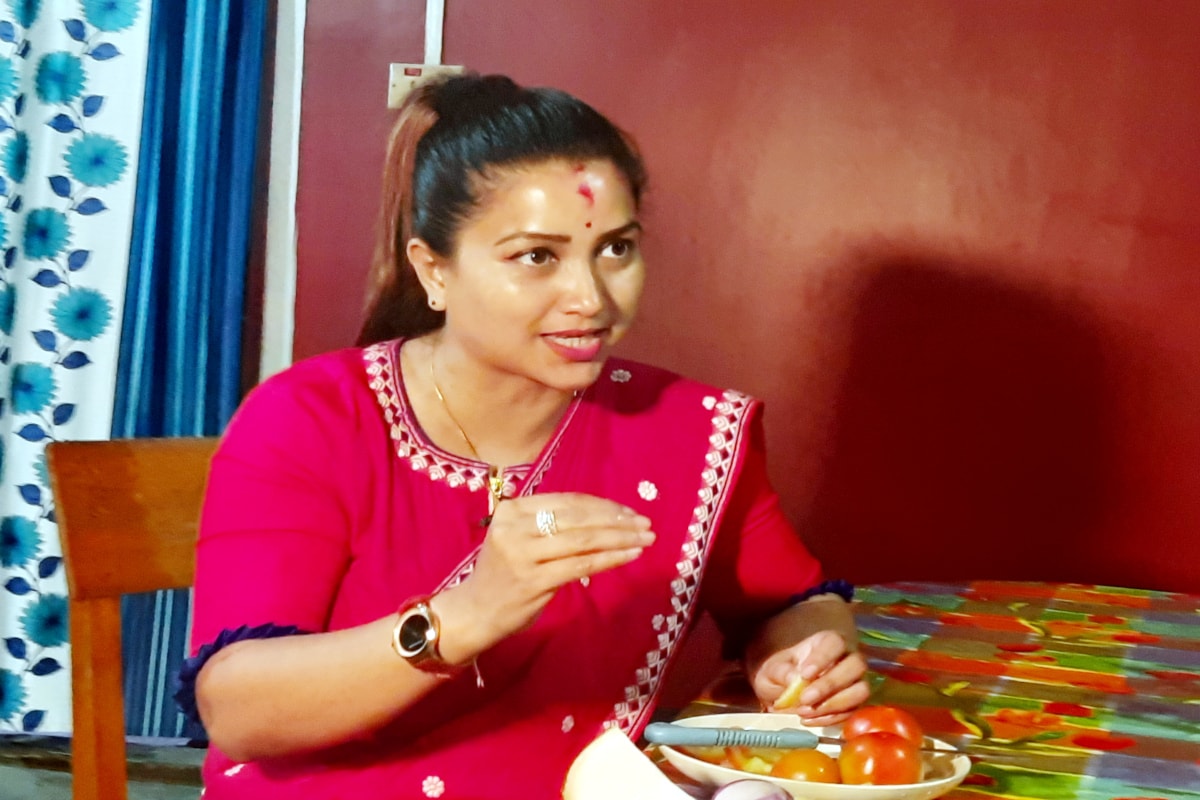 পুৱাই নামঘৰত ঈশ্বৰৰ আশিস লৈ স্বামী আকাশদ্বীপ লগত কপাহেৰা উচ্চতৰ মাধ্যমিক বিদ্যালয়ত নিজৰ ভোটাধিকাৰ সাব্যস্ত কৰি বটদ্ৰৱা সমষ্টিৰ বিজেপি দলৰ প্ৰাৰ্থী আঙুৰলতা ডেকা উৎফুল্লিত হৈ পৰে। প্ৰথম পৰ্যায়ৰ নিৰ্বাচনত বিজেপিৰ ফলাফল যথেষ্ট ভাল হব বুলিও উল্লেখ কৰে। পুৱাই নামঘৰত ঈশ্বৰৰ আশিস লৈ স্বামী আকাশদ্বীপ লগত কপাহেৰা উচ্চতৰ মাধ্যমিক বিদ্যালয়ত নিজৰ ভোটাধিকাৰ সাব্যস্ত কৰি বটদ্ৰৱা সমষ্টিৰ বিজেপি দলৰ প্ৰাৰ্থী আঙুৰলতা ডেকা উৎফুল্লিত হৈ পৰে। প্ৰথম পৰ্যায়ৰ নিৰ্বাচনত বিজেপিৰ ফলাফল যথেষ্ট ভাল হব বুলিও উল্লেখ কৰে।