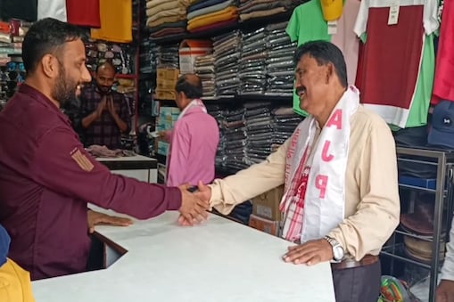 ক’ৰবাত যদি নিজৰ পৰিচয় দি ভোট ভিক্ষা কৰিছে, আন ক’ৰবাত আকৌ বিজেপি দল আৰু বৰ্তমানৰ ৰঙিয়াৰ বিধায়ক তথা মন্ত্ৰী ভৱেশ কলিতা (Bhabesh Kalita)ক তীব্ৰ সমালোচনা কৰি গৈছে ডাঃ বাবুৰ চহৰীয়াই।
