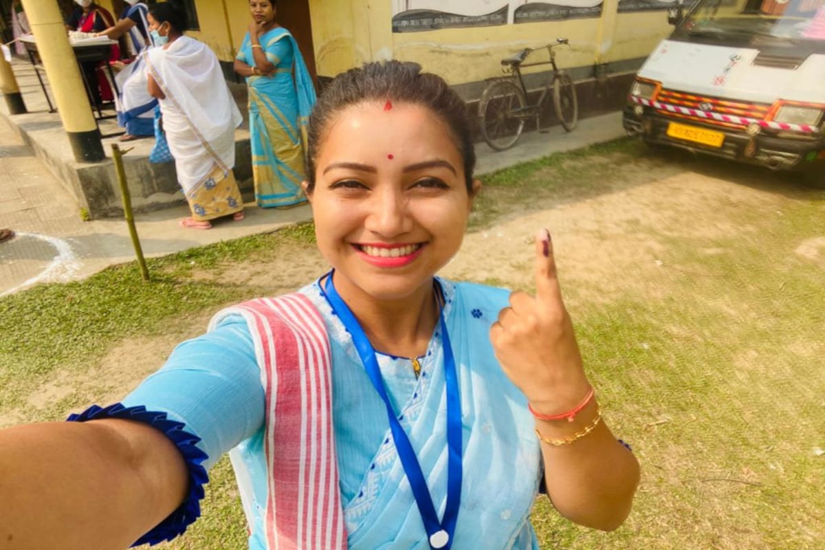 আজি বিধানসভা নিৰ্বাচনৰ প্ৰথম পৰ্যায়ৰ ভোটগ্ৰহ। ভোটকেন্দ্ৰত ভোটাৰৰ দীঘলীয়া শাৰী। সকলো ভোটাৰ ওলাই আহিছে ভোটাধিকাৰ সাব্যস্ত কৰিবলৈ। নিজৰ মনপচন্দৰ প্ৰাৰ্থী গৰাকীক জয়ী কৰাবলৈ। কপাহেৰা উচ্চতৰ মাধ্যমিক বিদ্যালয় ভোটগ্ৰহণ কেন্দ্ৰত উপস্থিত হৈ বটদ্ৰৱা সমষ্টিৰ মিত্ৰজোঁটৰ প্ৰাৰ্থী আঙুৰলতা ডেকাই সাব্যস্ত কৰিলে নিজৰ ভোটদান। আজি বিধানসভা নিৰ্বাচনৰ প্ৰথম পৰ্যায়ৰ ভোটগ্ৰহ। ভোটকেন্দ্ৰত ভোটাৰৰ দীঘলীয়া শাৰী। সকলো ভোটাৰ ওলাই আহিছে ভোটাধিকাৰ সাব্যস্ত কৰিবলৈ। নিজৰ মনপচন্দৰ প্ৰাৰ্থী গৰাকীক জয়ী কৰাবলৈ। কপাহেৰা উচ্চতৰ মাধ্যমিক বিদ্যালয় ভোটগ্ৰহণ কেন্দ্ৰত উপস্থিত হৈ বটদ্ৰৱা সমষ্টিৰ মিত্ৰজোঁটৰ প্ৰাৰ্থী আঙুৰলতা ডেকাই সাব্যস্ত কৰিলে নিজৰ ভোটদান।