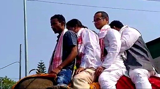 এইবাৰ নিৰ্বাচনত গোলাঘাট সমষ্টিৰে দৃষ্টি আকৰ্ষণ কৰিছে সকলোৰে। কংগ্ৰেছ ত্যাগ কৰি বিজেপিৰ টিকটত এইবাৰ নিৰ্বাচনত অৱতীৰ্ণ হৈছে অজন্তা নেওগ। আনহাতে দীৰ্ঘদিন ধৰি গোলাঘাটত বিজেপিৰ ভেঁটি শক্তিশালী কৰা বিতোপন শইকীয়াই সমষ্টিটোত টিকট বঞ্চিত হোৱাৰ পিছতে যোগ দিয়ে কংগ্ৰেছত। কংগ্ৰেছেও লগে লগে সমষ্টিটোত বিতোপন শইকীয়াক প্ৰদান কৰে দলীয় প্ৰাৰ্থীত্ব। এইবাৰ নিৰ্বাচনত গোলাঘাট সমষ্টিৰে দৃষ্টি আকৰ্ষণ কৰিছে সকলোৰে। কংগ্ৰেছ ত্যাগ কৰি বিজেপিৰ টিকটত এইবাৰ নিৰ্বাচনত অৱতীৰ্ণ হৈছে অজন্তা নেওগ। আনহাতে দীৰ্ঘদিন ধৰি গোলাঘাটত বিজেপিৰ ভেঁটি শক্তিশালী কৰা বিতোপন শইকীয়াই সমষ্টিটোত টিকট বঞ্চিত হোৱাৰ পিছতে যোগ দিয়ে কংগ্ৰেছত। কংগ্ৰেছেও লগে লগে সমষ্টিটোত বিতোপন শইকীয়াক প্ৰদান কৰে দলীয় প্ৰাৰ্থীত্ব।