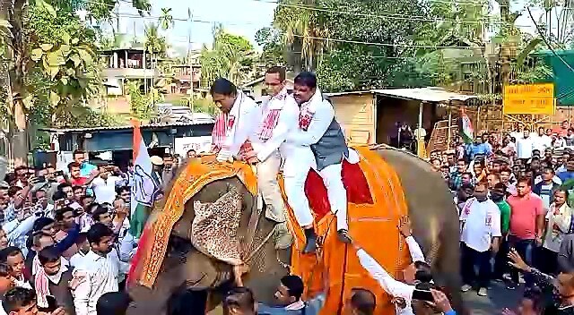 হাতীৰ পিঠিত উঠি মনোনয়ন পত্ৰ দিবলৈ যোৱা বিতোপন শইকীয়াক সংগ দিয়ে কংগ্ৰেছ নেতা ৰকিবুল হুছেইনৰ লগতে সাংসদ গৌৰৱ গগৈয়ে। হাতীৰ পিঠিত উঠি মনোনয়ন পত্ৰ দিবলৈ যোৱা বিতোপন শইকীয়াক সংগ দিয়ে কংগ্ৰেছ নেতা ৰকিবুল হুছেইনৰ লগতে সাংসদ গৌৰৱ গগৈয়ে।