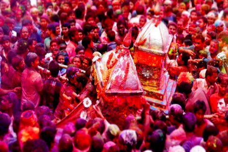 আজি বৰপেটাৰ বিখ্যাত দৌল যাত্ৰাৰ সুৱেৰী। পৰম্পৰাগত হোলীগীত আৰু ঘোষা কীৰ্তনেৰে মুখৰিত হৈছে সত্ৰনগৰী। বৰপেটাবাসীৰ মনত অপাৰ উছাহ।