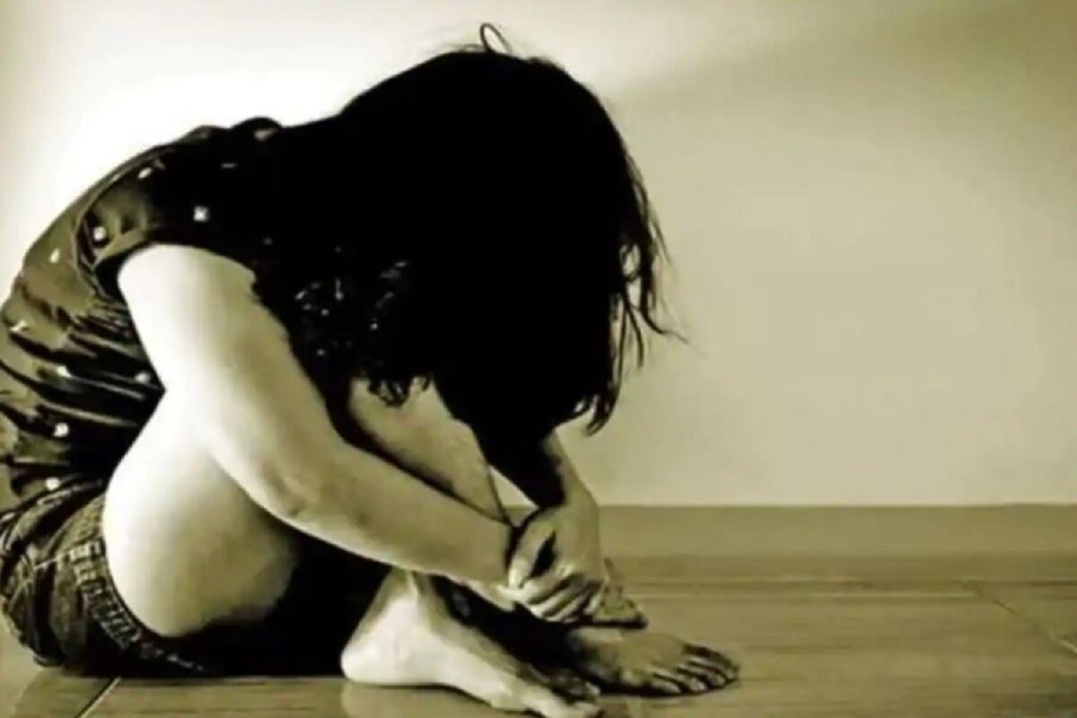 জানিব পৰা মতে, মহিলাগৰাকী স্বামীৰ সৈতে বাইকত ফুৰিবলৈ গৈছিল। আৰু এতমাদপুৰ অঞ্চলত বুলেটত অহা তিনিজন যুৱকে জোৰকৈ লোকজনৰ বাইক ৰখাই দিয়ে আৰু বলপূৰ্ব্বক ভাবে মহিলাগৰাকীক জংঘলৰ মাজলৈ লৈ গৈ ধৰ্ষণ কৰে। লগতে মহিলাগৰাকীয়ে পৰিধান কৰি থকা সোণৰ গহনা আৰু হাতত থকা ১০ হাজাৰ টকাও কাঢ়ি লয়। জানিব পৰা মতে, মহিলাগৰাকী স্বামীৰ সৈতে বাইকত ফুৰিবলৈ গৈছিল। আৰু এতমাদপুৰ অঞ্চলত বুলেটত অহা তিনিজন যুৱকে জোৰকৈ লোকজনৰ বাইক ৰখাই দিয়ে আৰু বলপূৰ্ব্বক ভাবে মহিলাগৰাকীক জংঘলৰ মাজলৈ লৈ গৈ ধৰ্ষণ কৰে। লগতে মহিলাগৰাকীয়ে পৰিধান কৰি থকা সোণৰ গহনা আৰু হাতত থকা ১০ হাজাৰ টকাও কাঢ়ি লয়।