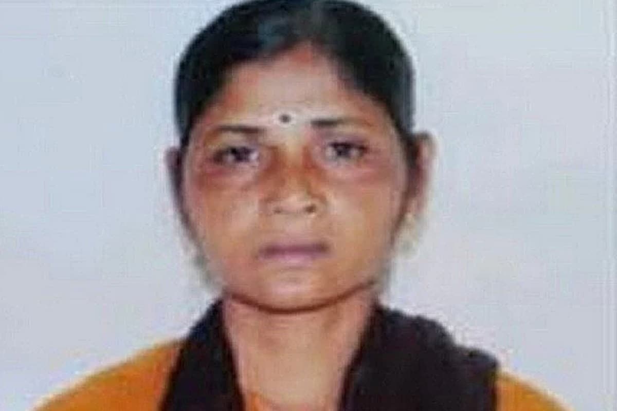 লাইট মেচিনগানৰ পৰা আৰম্ভ কৰি আণ্ডাৰ বেৰেল গ্ৰেণেড লঞ্চাৰ, এটাৰ পিছত আন এটা অত্যাধুনিক অস্ত্ৰ লৈ ছত্তিশগড়ৰ বিজাপুৰত নিৰাপত্তা বাহিনীৰ ওপৰত আক্ৰমণ চলায় ৭০০ মাওবাদীয়ে। এই ভয়ংকৰ আক্ৰমণত অসমৰ দুজন বীৰ সন্তানসহ এইপৰ্যন্ত ২২জন জোৱান ছহীদ হয়। নিৰাপত্তা বাহিনীৰ ওপৰত যে আক্ৰমণ হ’ব পাৰে তাৰ আভাস পোৱা গৈছিল। কিন্তু চাৰিওফালৰ পৰা জোৱানসকলক ঘেৰি মাওবাদীয়ে যি আক্ৰমণ চলালে সেয়া অতি সু পৰিকল্পিত আছিল বুলি চৰ্চা চলিছে। এই আক্ৰমণৰ মাষ্টাৰমাইণ্ড হিচাপে নাম উঠিছে সুজাতা নামৰ মহিলা মাওবাদীগৰাকীৰ। লাইট মেচিনগানৰ পৰা আৰম্ভ কৰি আণ্ডাৰ বেৰেল গ্ৰেণেড লঞ্চাৰ, এটাৰ পিছত আন এটা অত্যাধুনিক অস্ত্ৰ লৈ ছত্তিশগড়ৰ বিজাপুৰত নিৰাপত্তা বাহিনীৰ ওপৰত আক্ৰমণ চলায় ৭০০ মাওবাদীয়ে। এই ভয়ংকৰ আক্ৰমণত অসমৰ দুজন বীৰ সন্তানসহ এইপৰ্যন্ত ২২জন জোৱান ছহীদ হয়। নিৰাপত্তা বাহিনীৰ ওপৰত যে আক্ৰমণ হ’ব পাৰে তাৰ আভাস পোৱা গৈছিল। কিন্তু চাৰিওফালৰ পৰা জোৱানসকলক ঘেৰি মাওবাদীয়ে যি আক্ৰমণ চলালে সেয়া অতি সু পৰিকল্পিত আছিল বুলি চৰ্চা চলিছে। এই আক্ৰমণৰ মাষ্টাৰমাইণ্ড হিচাপে নাম উঠিছে সুজাতা নামৰ মহিলা মাওবাদীগৰাকীৰ।