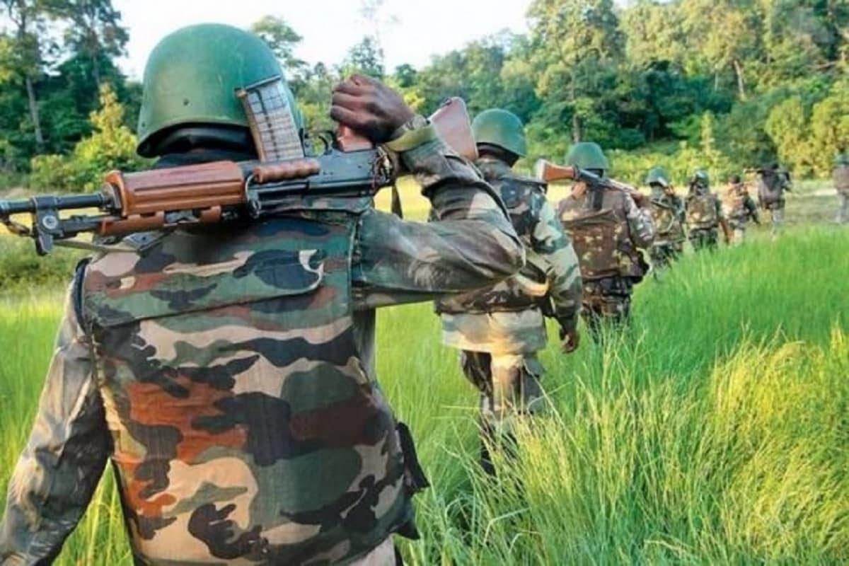 শনিবাৰে বিজাপুৰ জিলাত যৌথ তালাচী অভিযান চলায় চিআৰপিএফৰ কোব্ৰা বেটেলিয়ন, ডিষ্ট্ৰিক্ট ৰিজাৰ্ভ গাৰ্ড তথা স্পেচিয়েল টাস্ক ফ’ৰ্চে। অভিযানৰ সময়ত জংঘলৰ ভিতৰত অতৰ্কিতে আক্ৰমণ চলায় মাওবাদীয়ে। শনিবাৰে ২ জনৰ পিছত দেওবাৰে আৰু ২০ জন জোৱানৰ মৃতদেহ উদ্ধাৰ কৰা হয়। শনিবাৰে বিজাপুৰ জিলাত যৌথ তালাচী অভিযান চলায় চিআৰপিএফৰ কোব্ৰা বেটেলিয়ন, ডিষ্ট্ৰিক্ট ৰিজাৰ্ভ গাৰ্ড তথা স্পেচিয়েল টাস্ক ফ’ৰ্চে। অভিযানৰ সময়ত জংঘলৰ ভিতৰত অতৰ্কিতে আক্ৰমণ চলায় মাওবাদীয়ে। শনিবাৰে ২ জনৰ পিছত দেওবাৰে আৰু ২০ জন জোৱানৰ মৃতদেহ উদ্ধাৰ কৰা হয়।