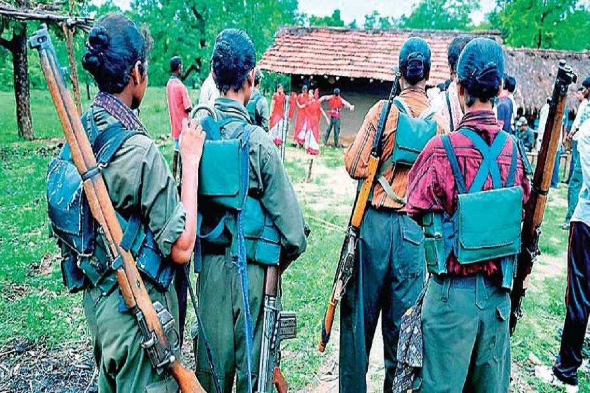 নিৰাপত্তা বিষয়াসকলৰ মতে হাতৰ তলুৱাৰ দৰে সেই ঠাই ভালকৈ পৰিচিত সুজাতা আৰু তেওঁৰ দলৰ। সেয়ে সেই এলেকাত নিৰাপত্তা বাহিনীক ঘেৰি পেলোৱাৰ ষড়যন্ত্ৰ সহজেই কৰিব পাৰে সুজাতাই। অঞ্চলটোত মাওবাদী লুকাই থাকিব পাৰে তাৰ উমান লাভ কৰিয়ে চিআৰপিএফ, এচটিএফ, আৰক্ষীৰ যৌথ বাহিনীয়ে অঞ্চলটোত অভিযান চলায়। কিন্তু জোৱানসকলে আন্দাজ কৰিবই নোৱাৰিলে যে মাওবাদীয়ে আগৰে পৰাই তেওঁলোকৰ কাৰণে জাল পাতি থৈছিল। চিআৰপিএফ বাহিনী সেই অঞ্চলত সুমোৱাৰ লগে লগে তিনি ঠাইৰ পৰা তেওঁলোকক ঘেৰি পেলায় মাওবাদীয়ে। ইয়াৰ পিছতেই এলএমজি, দেশী ৰকেট তথা গ্রেনেডেৰে আক্ৰমণ চলায় তেওঁলোকে। ছহীদ হয় ২২জনকৈ বীৰ জোৱান। নিৰাপত্তা বিষয়াসকলৰ মতে হাতৰ তলুৱাৰ দৰে সেই ঠাই ভালকৈ পৰিচিত সুজাতা আৰু তেওঁৰ দলৰ। সেয়ে সেই এলেকাত নিৰাপত্তা বাহিনীক ঘেৰি পেলোৱাৰ ষড়যন্ত্ৰ সহজেই কৰিব পাৰে সুজাতাই। অঞ্চলটোত মাওবাদী লুকাই থাকিব পাৰে তাৰ উমান লাভ কৰিয়ে চিআৰপিএফ, এচটিএফ, আৰক্ষীৰ যৌথ বাহিনীয়ে অঞ্চলটোত অভিযান চলায়। কিন্তু জোৱানসকলে আন্দাজ কৰিবই নোৱাৰিলে যে মাওবাদীয়ে আগৰে পৰাই তেওঁলোকৰ কাৰণে জাল পাতি থৈছিল। চিআৰপিএফ বাহিনী সেই অঞ্চলত সুমোৱাৰ লগে লগে তিনি ঠাইৰ পৰা তেওঁলোকক ঘেৰি পেলায় মাওবাদীয়ে। ইয়াৰ পিছতেই এলএমজি, দেশী ৰকেট তথা গ্রেনেডেৰে আক্ৰমণ চলায় তেওঁলোকে। ছহীদ হয় ২২জনকৈ বীৰ জোৱান।
