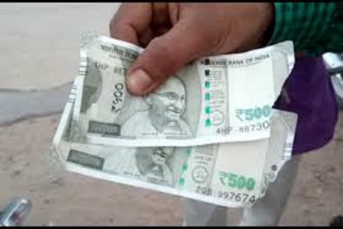 ঘৰত বেচিকৈ টকা (Cash)নাৰাখি প্ৰয়োজনৰ সময়ত এটিএমৰ পৰা (ATM Withdrawal) টকা ওলোৱাটোকে বহুতেই শ্ৰেয় বুলি ভাবে। প্রতীকী ছবি ৷ ঘৰত বেচিকৈ টকা (Cash)নাৰাখি প্ৰয়োজনৰ সময়ত এটিএমৰ পৰা (ATM Withdrawal) টকা ওলোৱাটোকে বহুতেই শ্ৰেয় বুলি ভাবে। প্রতীকী ছবি ৷