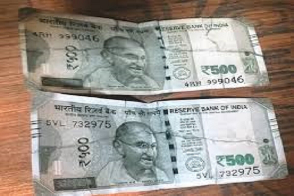 এনে ক্ষেত্ৰত এটিএমৰ পৰা (ATM Withdrawal) যদিও কটা বা ছিঙা নোট ওলায় (Torn or Dirty currency) তেতিয়া কি কৰিব লাগিব সো বহু সময়ত মূৰলৈ নাহে। প্রতীকী ছবি ৷ এনে ক্ষেত্ৰত এটিএমৰ পৰা (ATM Withdrawal) যদিও কটা বা ছিঙা নোট ওলায় (Torn or Dirty currency) তেতিয়া কি কৰিব লাগিব সো বহু সময়ত মূৰলৈ নাহে। প্রতীকী ছবি ৷