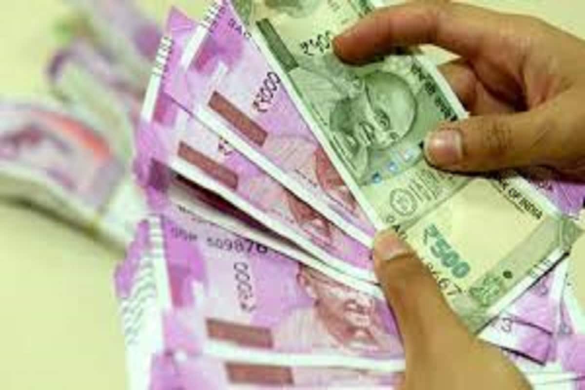 অনেক সময়ত বহু মানুহে সেই কটা–ছিঙা নোট (Torn or Dirty currency) উপায়হীন হৈ ঘৰত ৰাখি দিয়ে বা বহু সময়ত কম মূল্যত কাৰোবাৰ সৈতে বিনিময় কৰে। প্রতীকী ছবি ৷ অনেক সময়ত বহু মানুহে সেই কটা–ছিঙা নোট (Torn or Dirty currency) উপায়হীন হৈ ঘৰত ৰাখি দিয়ে বা বহু সময়ত কম মূল্যত কাৰোবাৰ সৈতে বিনিময় কৰে। প্রতীকী ছবি ৷