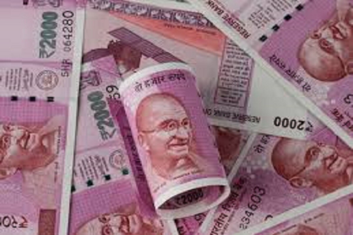 সর্বপ্রথম যি এটিএমৰ (ATM) পৰা এনে নোট ওলাইছে সেই এটিএমৰ বেংকত গৈ লিখিত ভাৱে আৱেদন কৰিব লাগিব। আবেদনত লিখিব লাগিব (Application) কেতিয়া টকা উলিওৱা হৈছিল, কোন বেংক, ক’ত তোলা হৈছিল টকা, সেই এটিএমটো (Bank ATM) ক’ত ৷ এটিএমৰ পৰা বাহিৰ হোৱা টকা তোলাৰ ৰছিদসহ (Transaction Slip) সেয়া জমা দিব লাগিব। যদি লগত সেই ৰছিদ নাথাকে সেইক্ষেত্ৰত লেনদেনৰ এছএমএছ (SMS) দেখুৱাব লাগিব। প্রতীকী ছবি ৷ সর্বপ্রথম যি এটিএমৰ (ATM) পৰা এনে নোট ওলাইছে সেই এটিএমৰ বেংকত গৈ লিখিত ভাৱে আৱেদন কৰিব লাগিব। আবেদনত লিখিব লাগিব (Application) কেতিয়া টকা উলিওৱা হৈছিল, কোন বেংক, ক’ত তোলা হৈছিল টকা, সেই এটিএমটো (Bank ATM) ক’ত ৷ এটিএমৰ পৰা বাহিৰ হোৱা টকা তোলাৰ ৰছিদসহ (Transaction Slip) সেয়া জমা দিব লাগিব। যদি লগত সেই ৰছিদ নাথাকে সেইক্ষেত্ৰত লেনদেনৰ এছএমএছ (SMS) দেখুৱাব লাগিব। প্রতীকী ছবি ৷