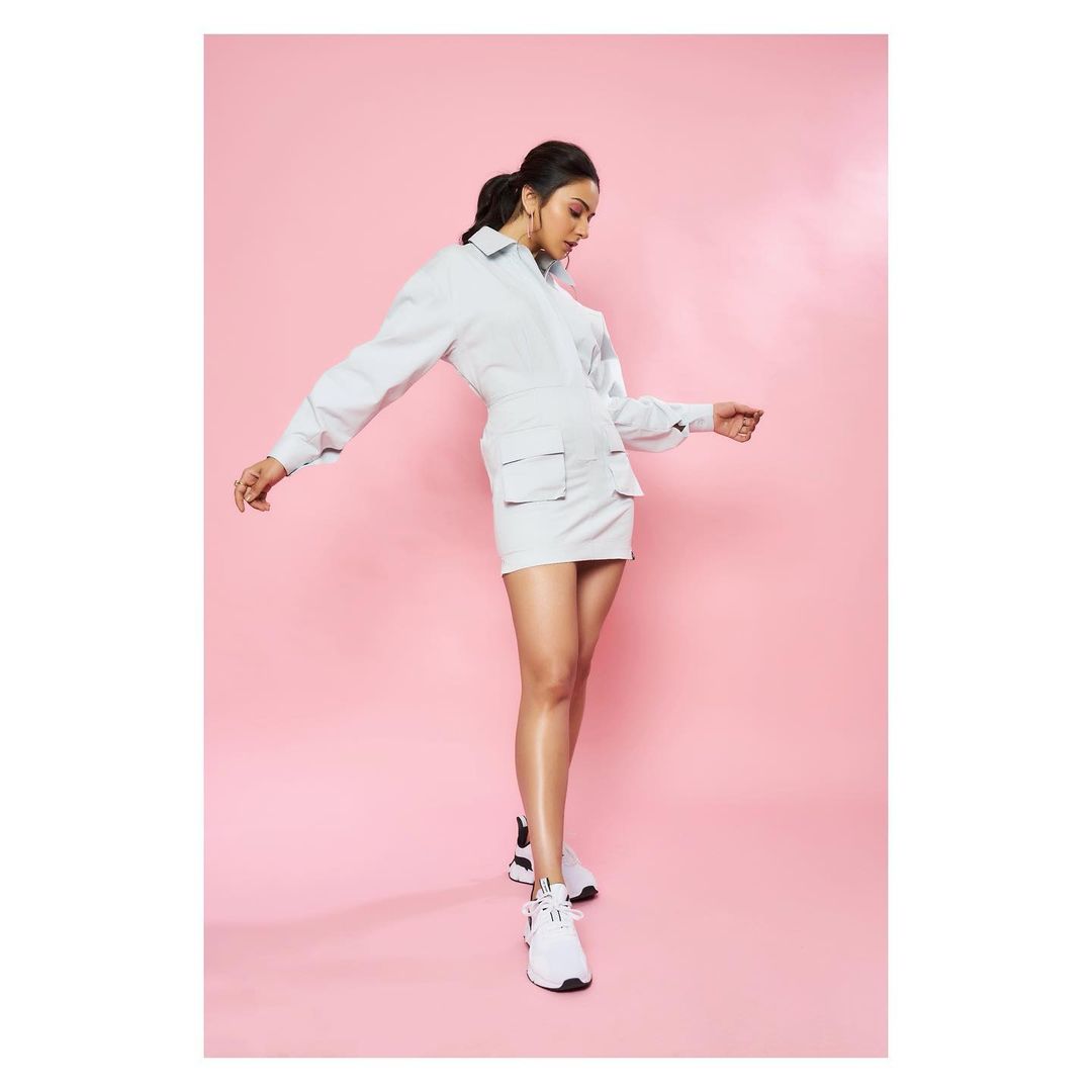  চুটি চোলা দীঘল ভৰি। এক আকৰ্ষণীয় পজত ৰাকুল প্ৰীট সিং (Image: Instagram)