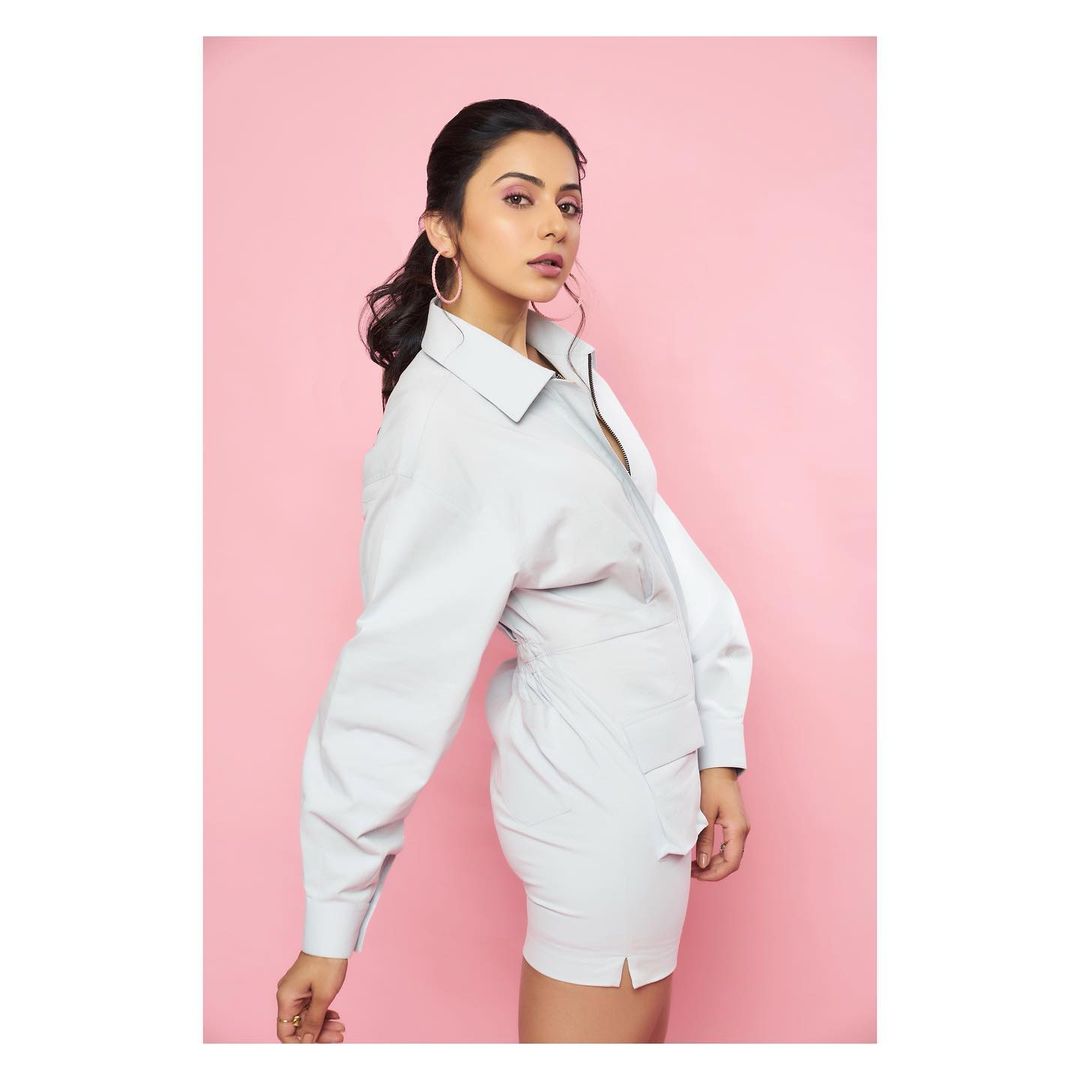  ফুল শ্লীভত স্মাৰ্ট ষ্টাইলত মোহময়ী ৰাকুল প্ৰীট সিং (Image: Instagram)