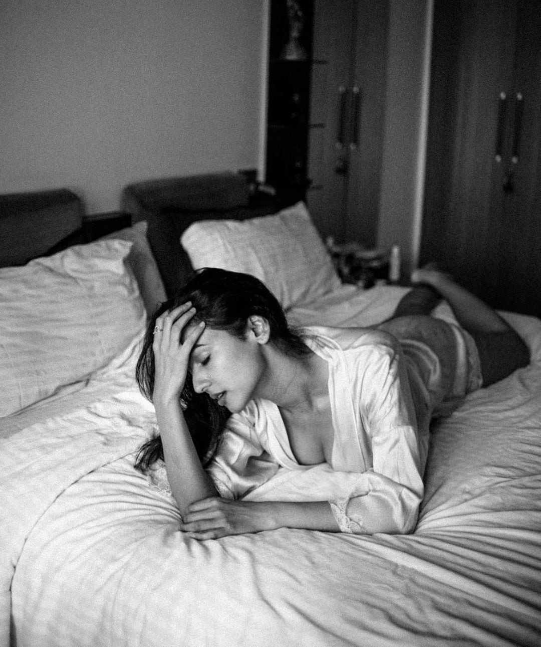  বগা পোছাক পিন্ধি সোণলৰ কেণ্ডিড ফটো (Image: Instagram)