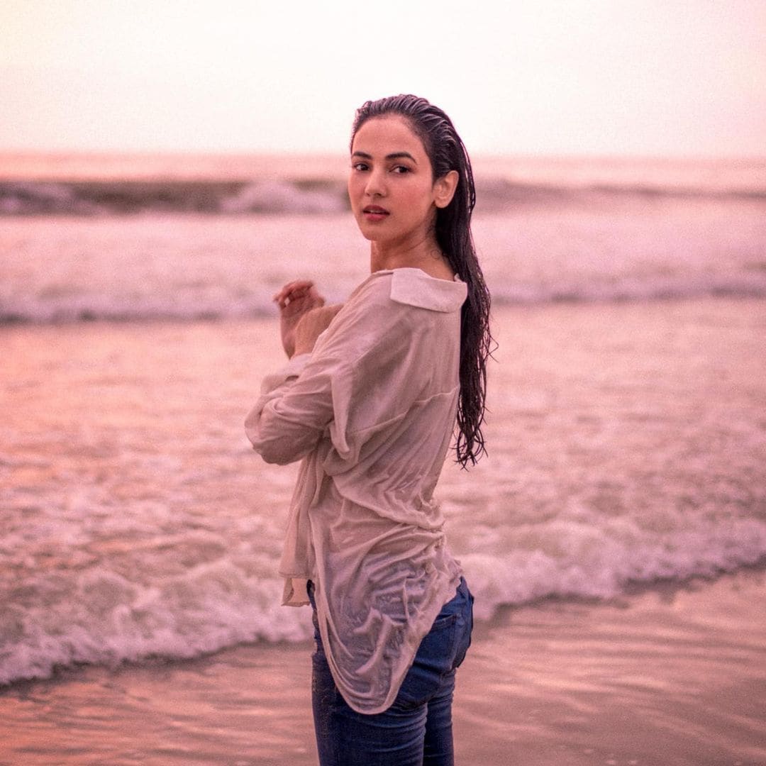  সাগৰত স্নান কৰা মুহূৰ্তত সোণল (Image: Instagram)