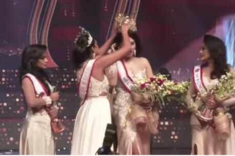 অঘটন! প্ৰতিযোগিতাৰ মঞ্চৰ পৰাই “মিছেছ শ্ৰীলংকা”ৰ শিৰৰ পৰা কাঢ়ি নিয়া হ’ল বিজয়ৰ মুকুট! কান্দি কান্দি মঞ্চৰ পৰা নামি আহিল বিউটি কুইন পুষ্পিকা অঘটন! প্ৰতিযোগিতাৰ মঞ্চৰ পৰাই “মিছেছ শ্ৰীলংকা”ৰ শিৰৰ পৰা কাঢ়ি নিয়া হ’ল বিজয়ৰ মুকুট! কান্দি কান্দি মঞ্চৰ পৰা নামি আহিল বিউটি কুইন পুষ্পিকা