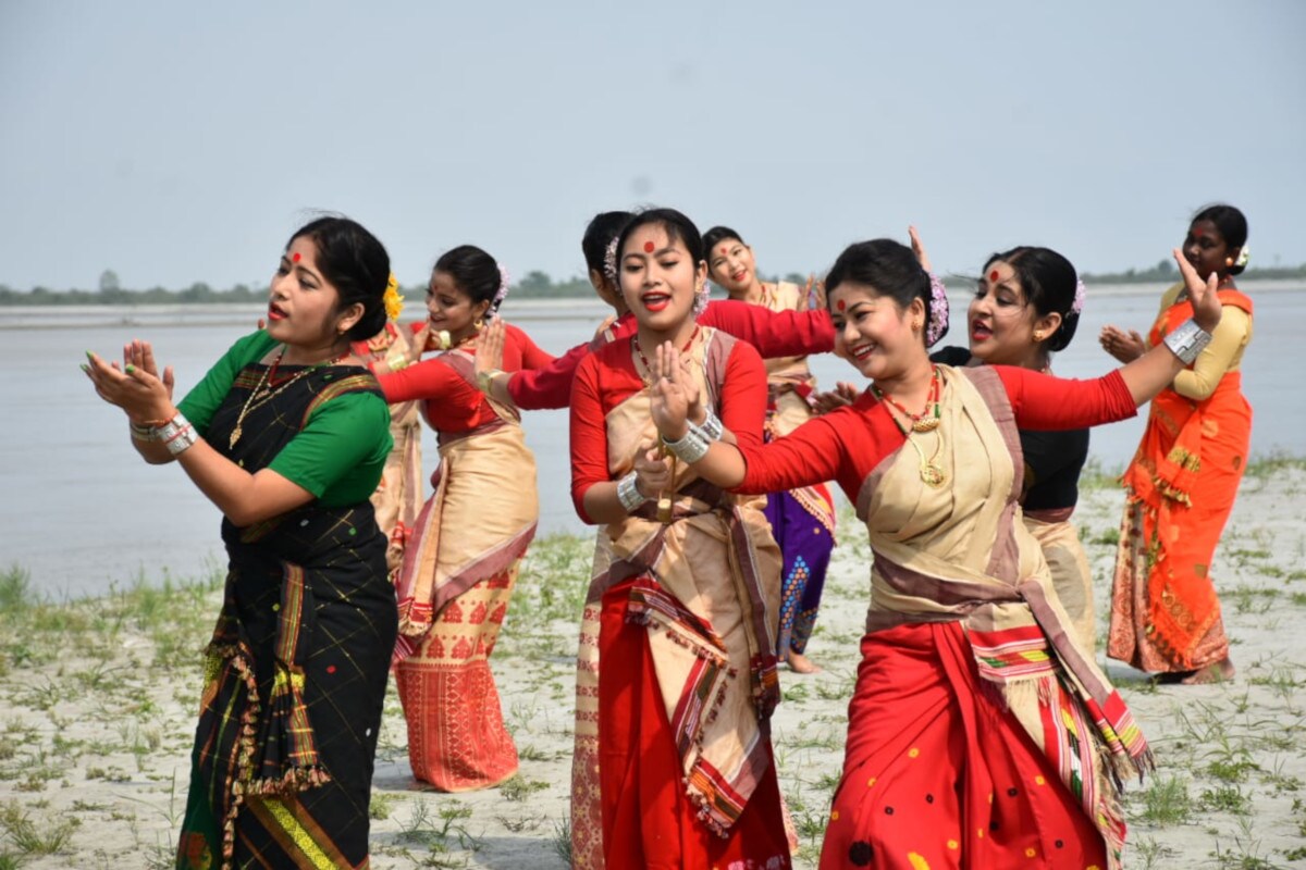 অসমৰ বিভিন্ন প্ৰান্তৰ বিহু মঞ্চত বিহুকুঁৱৰী, বিহু সম্ৰাজ্ঞী আদি প্ৰতিযোগিতাত অংশগ্ৰহণ কৰিবলৈ সাজু হৈছে নাচনী। অসমৰ বিভিন্ন প্ৰান্তৰ বিহু মঞ্চত বিহুকুঁৱৰী, বিহু সম্ৰাজ্ঞী আদি প্ৰতিযোগিতাত অংশগ্ৰহণ কৰিবলৈ সাজু হৈছে নাচনী।