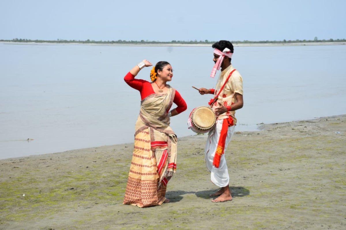 কোৰোণাৰ বাবে যোৱা বছৰ বিহু পালনৰ পৰা বিৰত আছিল ৰাজ্যবাসী। এইবছৰ কিন্তু বিহুলৈ সম্পূৰ্ণ সাজু সকলো। কোৰোণাৰ বাবে যোৱা বছৰ বিহু পালনৰ পৰা বিৰত আছিল ৰাজ্যবাসী। এইবছৰ কিন্তু বিহুলৈ সম্পূৰ্ণ সাজু সকলো।