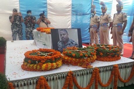 অসম পালেহি মাওবাদীৰ আক্ৰমণত শ্বহীদ হোৱা দিলীপ কুমাৰ দাসৰ নশ্বৰ দেহ অসম পালেহি মাওবাদীৰ আক্ৰমণত শ্বহীদ হোৱা দিলীপ কুমাৰ দাসৰ নশ্বৰ দেহ