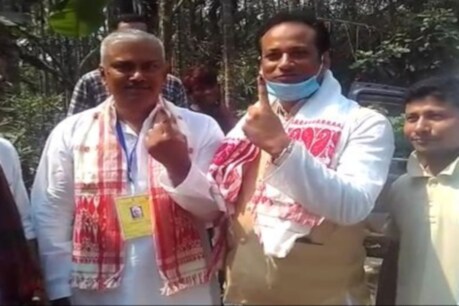 ৰাজনীতিৰ শত্ৰুতাৰ থাকিলেও আছে ইজনৰ প্ৰতি আনজনৰ সন্মান! ভোটদান কৰি পলাশবাৰীৰ বিজেপি প্ৰাৰ্থীয়ে আশীষ ল'লে AJPৰ প্ৰাৰ্থীৰ পৰা ৰাজনীতিৰ শত্ৰুতাৰ থাকিলেও আছে ইজনৰ প্ৰতি আনজনৰ সন্মান! ভোটদান কৰি পলাশবাৰীৰ বিজেপি প্ৰাৰ্থীয়ে আশীষ ল'লে AJPৰ প্ৰাৰ্থীৰ পৰা