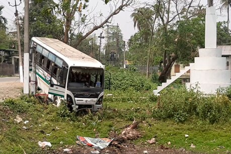 ৰঙিয়াত নিয়ন্ত্ৰণ হেৰুৱাই পুখুৰীত সোমাল বাছ, নিৰ্বাচনৰ দায়িত্বত থকা সুৰক্ষাকৰ্মী কঢ়িয়াই আনিছিল বাছখনে ৰঙিয়াত নিয়ন্ত্ৰণ হেৰুৱাই পুখুৰীত সোমাল বাছ, নিৰ্বাচনৰ দায়িত্বত থকা সুৰক্ষাকৰ্মী কঢ়িয়াই আনিছিল বাছখনে
