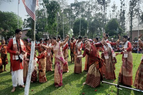 নিশিতাৰ সৈতে কঁকাল ঘূৰাই নাচি আঙুৰলতাই ক'লে নিশিতাৰ সৈতে কঁকাল ঘূৰাই নাচি আঙুৰলতাই ক'লে