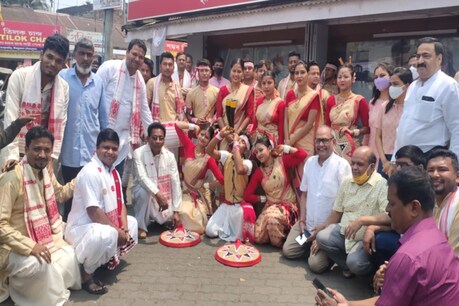 দুখীয়া ছাত্ৰক সহায় কৰাৰ বাবে অসম জাতীয়তাবাদী যুৱ-ছাত্ৰ পৰিষদৰ নগাঁও নগৰ সমিতিৰ হুঁচৰি পৰিৱেশন