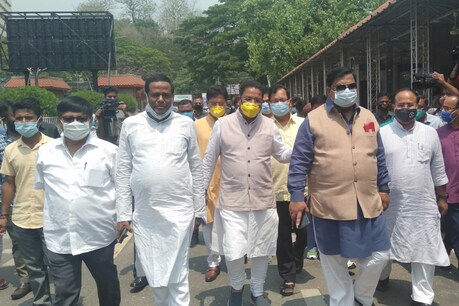 '২ মে'ত দিনতে ভোট গণনা শেষ কৰক'- আয়োগৰ নিয়ম ভংগ কৰা সকলৰ বিৰুদ্ধে তৎকালীন ব্যৱস্থা গ্ৰহণৰ দাবী বিৰোধী মহাজোঁটৰ '২ মে'ত দিনতে ভোট গণনা শেষ কৰক'- আয়োগৰ নিয়ম ভংগ কৰা সকলৰ বিৰুদ্ধে তৎকালীন ব্যৱস্থা গ্ৰহণৰ দাবী বিৰোধী মহাজোঁটৰ