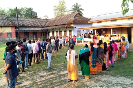 Assam-Assembly : ৰাজ্যৰ ৪০টা সমষ্টিত পুৱা ৭ বজাৰ লগে লগে আৰম্ভ ভোটগ্ৰহণ Assam-Assembly : ৰাজ্যৰ ৪০টা সমষ্টিত পুৱা ৭ বজাৰ লগে লগে আৰম্ভ ভোটগ্ৰহণ