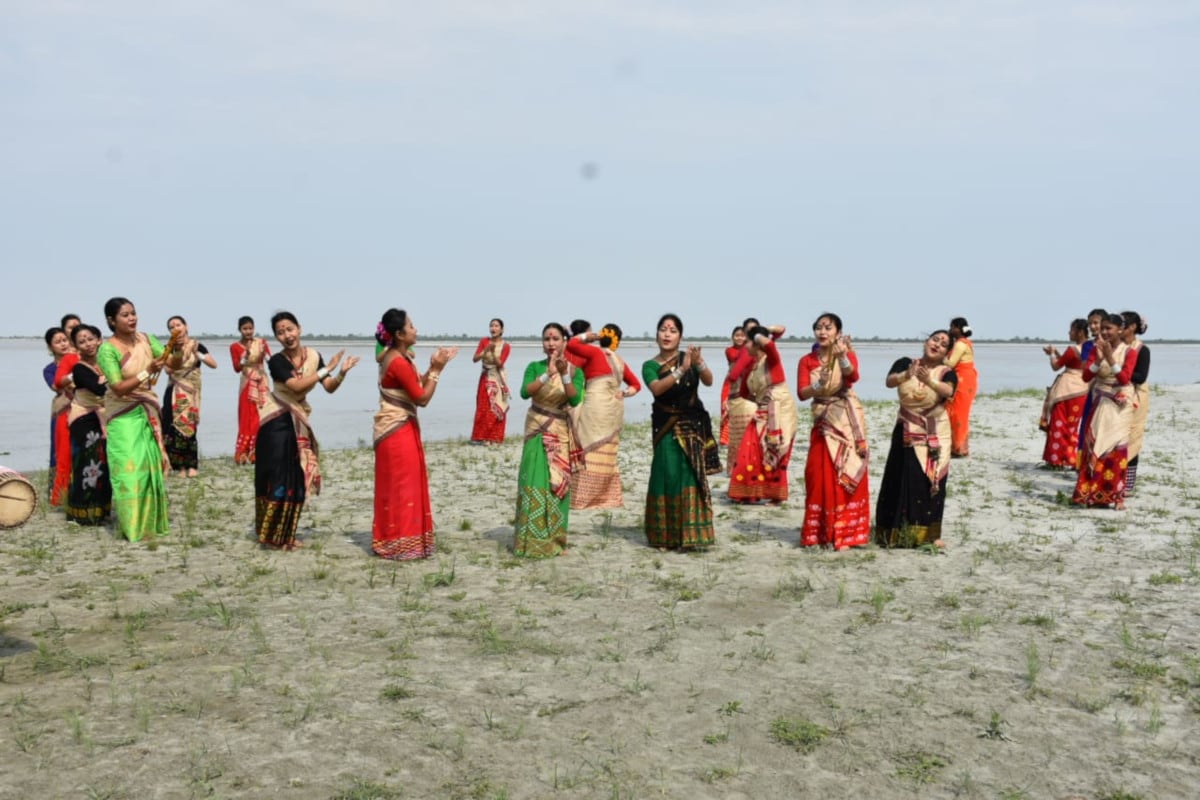 ডিব্ৰুগড়ৰ বৰবিহুৱা জিতেন দাস আৰু বিহু শিল্পী ৰুবি গগৈ সন্দিকৈৰ উদ্যোগত বিহুৰ প্ৰশিক্ষণ লোৱা বহু নাচনী, ঢুলীয়া, পেঁপুৱা আখৰাত ব্যস্ত দেখা গ’ল ব্ৰহ্মপুত্ৰৰ পাৰত। ডিব্ৰুগড়ৰ বৰবিহুৱা জিতেন দাস আৰু বিহু শিল্পী ৰুবি গগৈ সন্দিকৈৰ উদ্যোগত বিহুৰ প্ৰশিক্ষণ লোৱা বহু নাচনী, ঢুলীয়া, পেঁপুৱা আখৰাত ব্যস্ত দেখা গ’ল ব্ৰহ্মপুত্ৰৰ পাৰত।