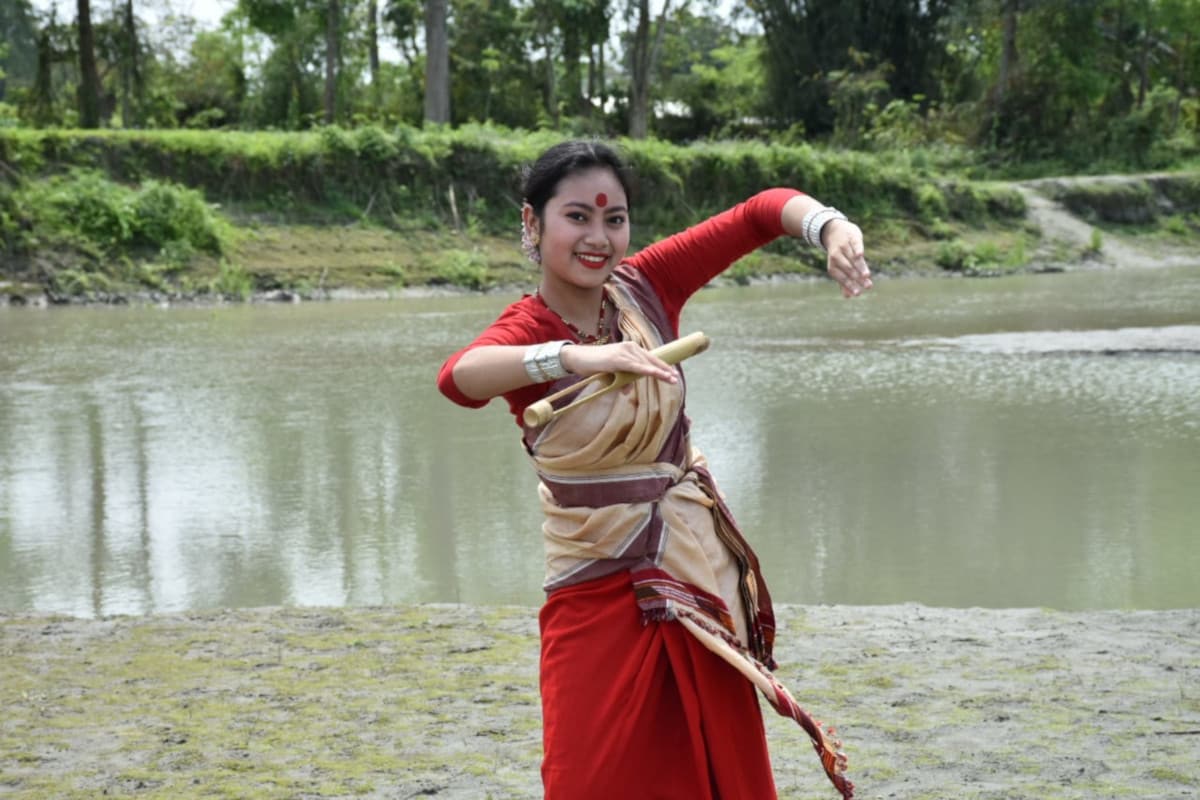 বিহু অহাৰ লগে লগে এতিয়া ৰাজ্যৰ বিভিন্ন প্ৰান্তত দেখা গৈছে বিহু কৰ্মশালা, বিহুৰ আখৰা, চৌদিশে শুনা গৈছে ঢোলৰ গুমগুমনি। বিহু অহাৰ লগে লগে এতিয়া ৰাজ্যৰ বিভিন্ন প্ৰান্তত দেখা গৈছে বিহু কৰ্মশালা, বিহুৰ আখৰা, চৌদিশে শুনা গৈছে ঢোলৰ গুমগুমনি।