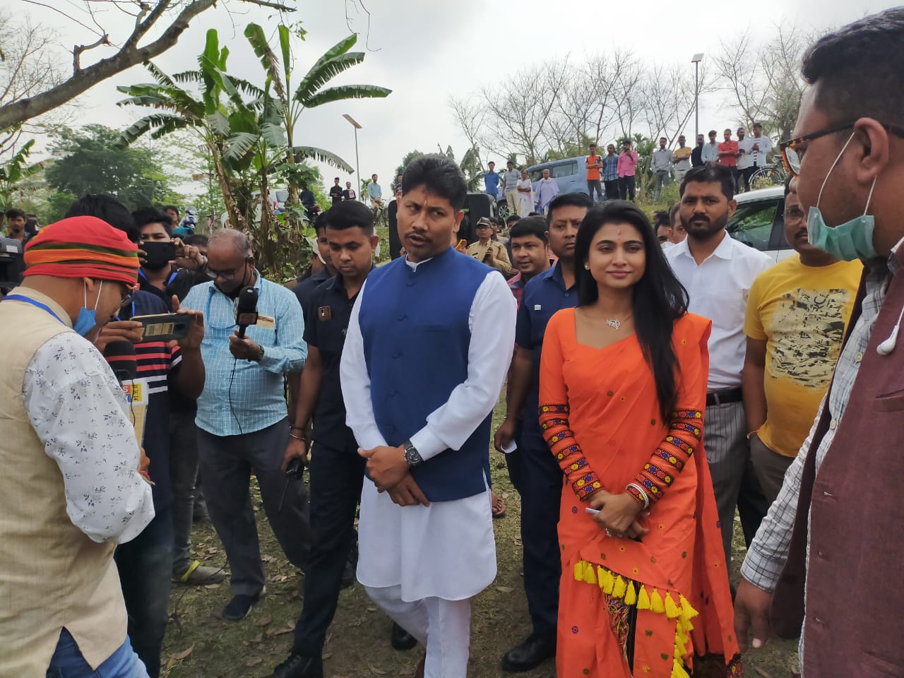 পত্নী আইমী বৰুৱাৰ সৈতে পুৱাই মন্ত্ৰী তথা জাগীৰোড সমষ্টিৰ বিজেপি প্ৰাৰ্থীগৰাকীয়ে ভোটদান কৰিবলৈ ওলাই আহে। পত্নী আইমী বৰুৱাৰ সৈতে পুৱাই মন্ত্ৰী তথা জাগীৰোড সমষ্টিৰ বিজেপি প্ৰাৰ্থীগৰাকীয়ে ভোটদান কৰিবলৈ ওলাই আহে।