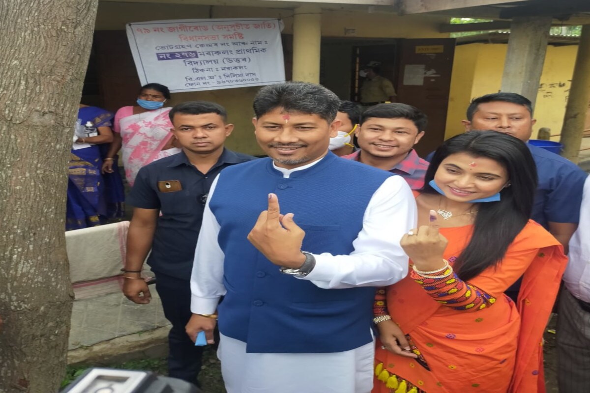 আজি অসম বিধানসভা নিৰ্বাচনৰ দ্বিতীয় পৰ্যায়ৰ ভোটগ্ৰহণ। আজিৰ দিনটোতে EVMত বন্দী হ'ব ৰাজ্যিক স্বাস্থ্যমন্ত্ৰী পীষুয হাজৰিকাৰ ভাগ্য। আজি অসম বিধানসভা নিৰ্বাচনৰ দ্বিতীয় পৰ্যায়ৰ ভোটগ্ৰহণ। আজিৰ দিনটোতে EVMত বন্দী হ'ব ৰাজ্যিক স্বাস্থ্যমন্ত্ৰী পীষুয হাজৰিকাৰ ভাগ্য।