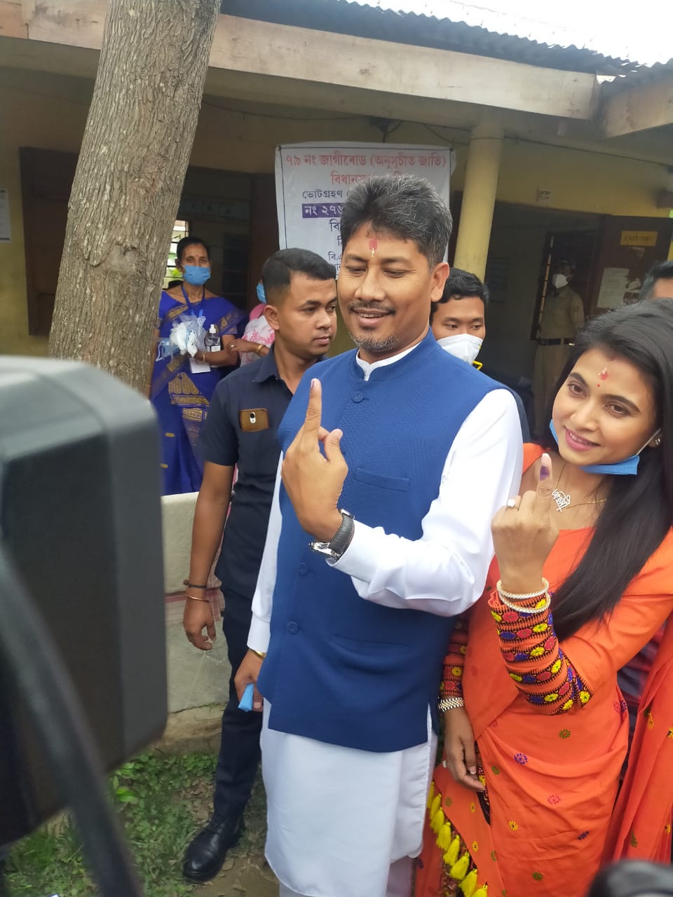 জাগীৰোড বিধানসভা সমষ্টিৰ অন্তৰ্গত মৰাকলং প্ৰাৰ্থমিক বিদ্যালয়ৰ ভোটগ্ৰহণ কেন্দ্ৰত ভোটাধিকাৰ সাব্যস্ত কৰে পীয়ুষ হাজৰিকা আৰু আইমী বৰুৱাই। জাগীৰোড বিধানসভা সমষ্টিৰ অন্তৰ্গত মৰাকলং প্ৰাৰ্থমিক বিদ্যালয়ৰ ভোটগ্ৰহণ কেন্দ্ৰত ভোটাধিকাৰ সাব্যস্ত কৰে পীয়ুষ হাজৰিকা আৰু আইমী বৰুৱাই।