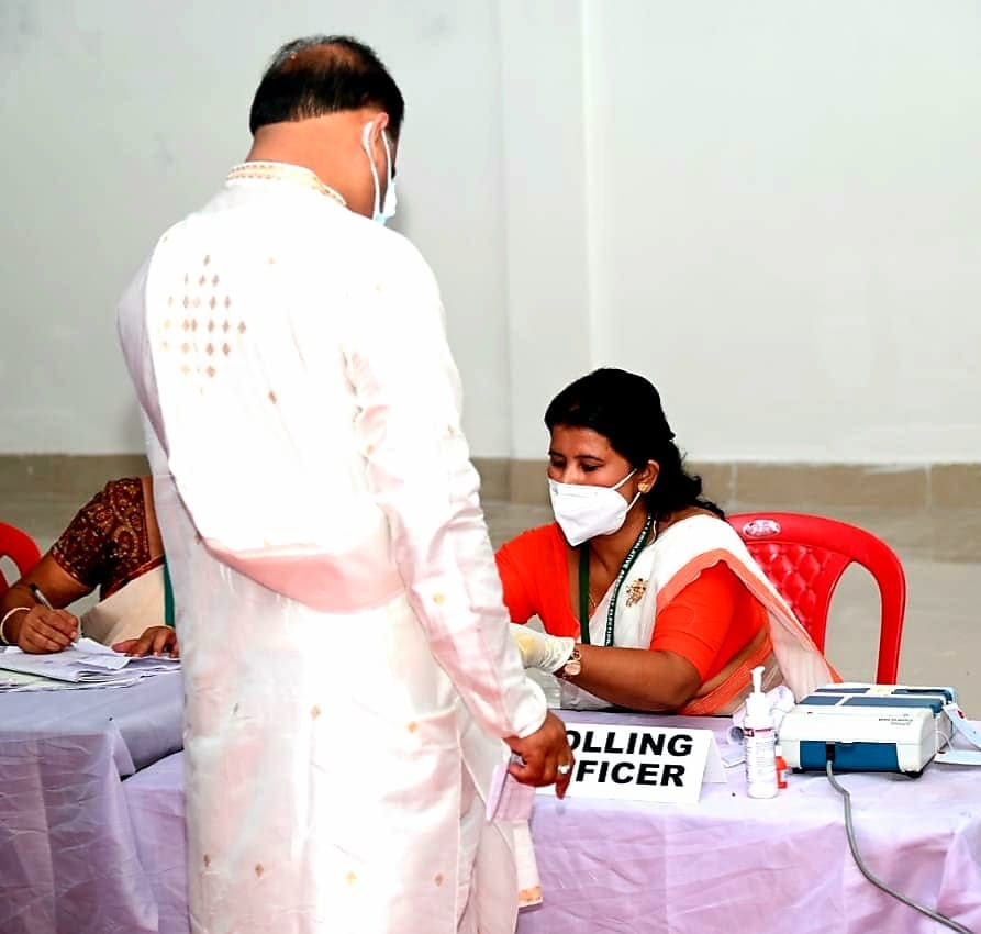 আজি পুৱা সাধাৰণ ভোটাৰৰ সৈতে শাৰী পাতি সকলো কোৰোণা বিধি মানি চলি ভোটাধিকাৰ সাব্যস্ত কৰে মন্ত্ৰীগৰাকীয়ে। আজি পুৱা সাধাৰণ ভোটাৰৰ সৈতে শাৰী পাতি সকলো কোৰোণা বিধি মানি চলি ভোটাধিকাৰ সাব্যস্ত কৰে মন্ত্ৰীগৰাকীয়ে।