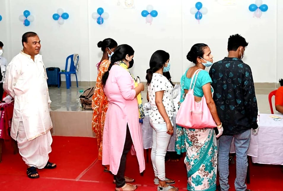 মন্ত্ৰীগৰাকীয়ে ভোটদান কেন্দ্ৰত উপস্থিত হৈ সকলোৰে দৃষ্টি আকৰ্ষণ কৰে। সম্পূৰ্ণ পৰম্পৰাগত অসমীয়া সাজ পৰিধান কৰি কান্ধত চেলেং লৈ মন্ত্ৰীগৰাকীয়ে ভোটাধিকাৰ সাব্যস্ত কৰে। মন্ত্ৰীগৰাকীয়ে ভোটদান কেন্দ্ৰত উপস্থিত হৈ সকলোৰে দৃষ্টি আকৰ্ষণ কৰে। সম্পূৰ্ণ পৰম্পৰাগত অসমীয়া সাজ পৰিধান কৰি কান্ধত চেলেং লৈ মন্ত্ৰীগৰাকীয়ে ভোটাধিকাৰ সাব্যস্ত কৰে।