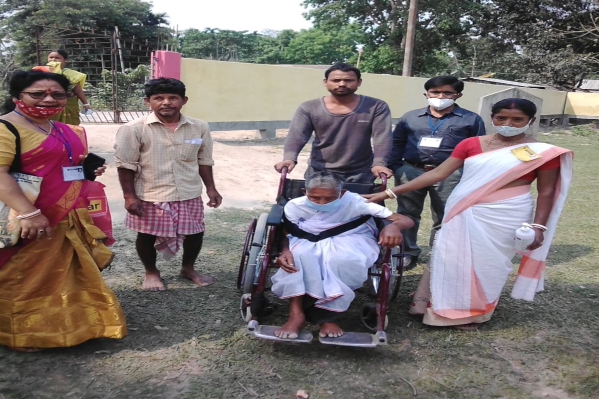 আজি তৃতীয় পৰ্যায়ৰ নিৰ্বাচন ভোটগ্ৰহণ। পুৱাৰ পৰাই প্ৰতিটো ভোটকেন্দ্ৰত ভোটাৰৰ দীঘলীয়া শাৰী। অসুস্থ শৰীৰেৰে নিজৰ ভোটাধিকাৰ সাব্যস্ত কৰিবলৈ ওলাই আহিল এগৰাকী আইতা। আজি তৃতীয় পৰ্যায়ৰ নিৰ্বাচন ভোটগ্ৰহণ। পুৱাৰ পৰাই প্ৰতিটো ভোটকেন্দ্ৰত ভোটাৰৰ দীঘলীয়া শাৰী। অসুস্থ শৰীৰেৰে নিজৰ ভোটাধিকাৰ সাব্যস্ত কৰিবলৈ ওলাই আহিল এগৰাকী আইতা।