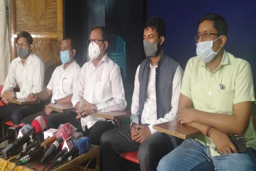 শনিবাৰে গুৱাহাটীৰ শ্বহীদ ন্যাসত এখন সংবাদ মেল অনুষ্ঠিত কৰি গুৱাহাটী বিশ্ববিদ্যালয়ক পৰীক্ষা সন্দৰ্ভত তাৎক্ষণিকভাৱে সিদ্ধান্ত ল'বলৈ আহ্বান আছুৰ নেতৃত্বৰ। 