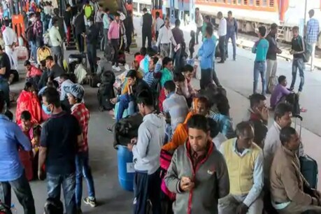 Corona : ক'ৰোনাৰ সংক্ৰমণ বঢ়াৰ লগে লগে বাঢ়িছে লকডাউনৰ ভয়! ৰে'ল ষ্টেচনত বাঢ়িব ধৰিছে যাত্ৰীৰ ভিৰ। Corona : ক'ৰোনাৰ সংক্ৰমণ বঢ়াৰ লগে লগে বাঢ়িছে লকডাউনৰ ভয়! ৰে'ল ষ্টেচনত বাঢ়িব ধৰিছে যাত্ৰীৰ ভিৰ।