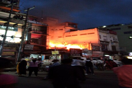Fire In Fancy Bazar: মহানগৰীৰ ফাঁচীবজাৰত বিধ্বংসী অগ্নিকাণ্ড। দুটাকৈ চিলিণ্ডাৰ বিস্ফোৰণৰ ফলত লাগিল জুই।