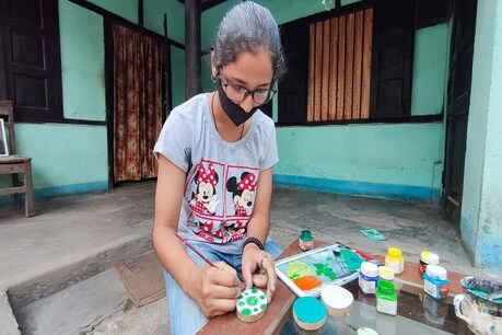মাস্কৰ ব্যৱহাৰ তথা সজাগতা সৃষ্টিৰ বাবে হাজোৰ এগৰাকী কিশোৰীয়ে হাতত তুলি লৈছে ৰং-তুলিকা মাস্কৰ ব্যৱহাৰ তথা সজাগতা সৃষ্টিৰ বাবে হাজোৰ এগৰাকী কিশোৰীয়ে হাতত তুলি লৈছে ৰং-তুলিকা