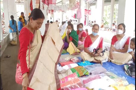 লখিমপুৰত মহিলাৰ ৰঙালী মেলাত উদুলি-মুদুলি পৰিৱেশ৷ পিঠাপনাৰ পৰা মেখেলা চাদৰলৈকে উভৈনদী মেলাত লখিমপুৰত মহিলাৰ ৰঙালী মেলাত উদুলি-মুদুলি পৰিৱেশ৷ পিঠাপনাৰ পৰা মেখেলা চাদৰলৈকে উভৈনদী মেলাত