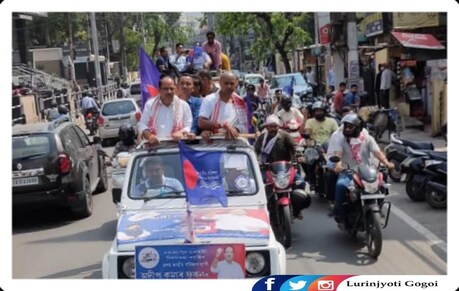 মাতৃ বিয়োগৰ অযুত বেথা বুকুত বান্ধি লৈ নিৰ্বাচনী প্ৰচাৰত লুৰিণ জ্যোতি গগৈ মাতৃ বিয়োগৰ অযুত বেথা বুকুত বান্ধি লৈ নিৰ্বাচনী প্ৰচাৰত লুৰিণ জ্যোতি গগৈ