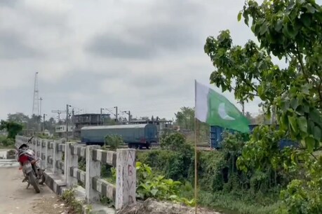 নিৰ্বাচনৰ মাজতে ৰঙিয়াৰ গুৰকুছিৰ দলঙৰ পাৰত পাকিস্তানৰ পতাকা ! নিৰ্বাচনৰ মাজতে ৰঙিয়াৰ গুৰকুছিৰ দলঙৰ পাৰত পাকিস্তানৰ পতাকা !
