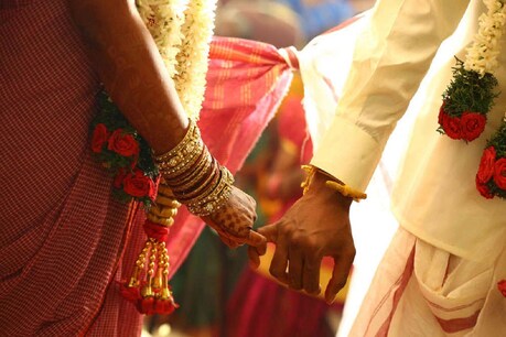 মাকৰ ঘৰলৈ যাও বুলি অন্য পুৰুষৰ সৈতে বিয়াত বহিল পত্নী! ছচিয়েল মিডিয়াত বিয়াৰ Video দেখি হতবাক স্বামী! ওলাল উৰহি গছৰ ওৰ মাকৰ ঘৰলৈ যাও বুলি অন্য পুৰুষৰ সৈতে বিয়াত বহিল পত্নী! ছচিয়েল মিডিয়াত বিয়াৰ Video দেখি হতবাক স্বামী! ওলাল উৰহি গছৰ ওৰ