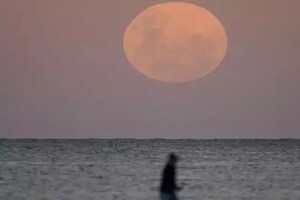চন্দ্ৰগ্ৰহণ, Super moon আৰু Blood moon একেলগে, চাওক ভিন্ন প্ৰান্তৰ ছবি...